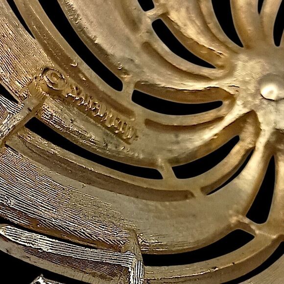 Sarah Coventry Swirl Pinwheel Brooch Pin Brushed Gold LARGE Vintage MCM Mod Dome - Picture 3 of 14